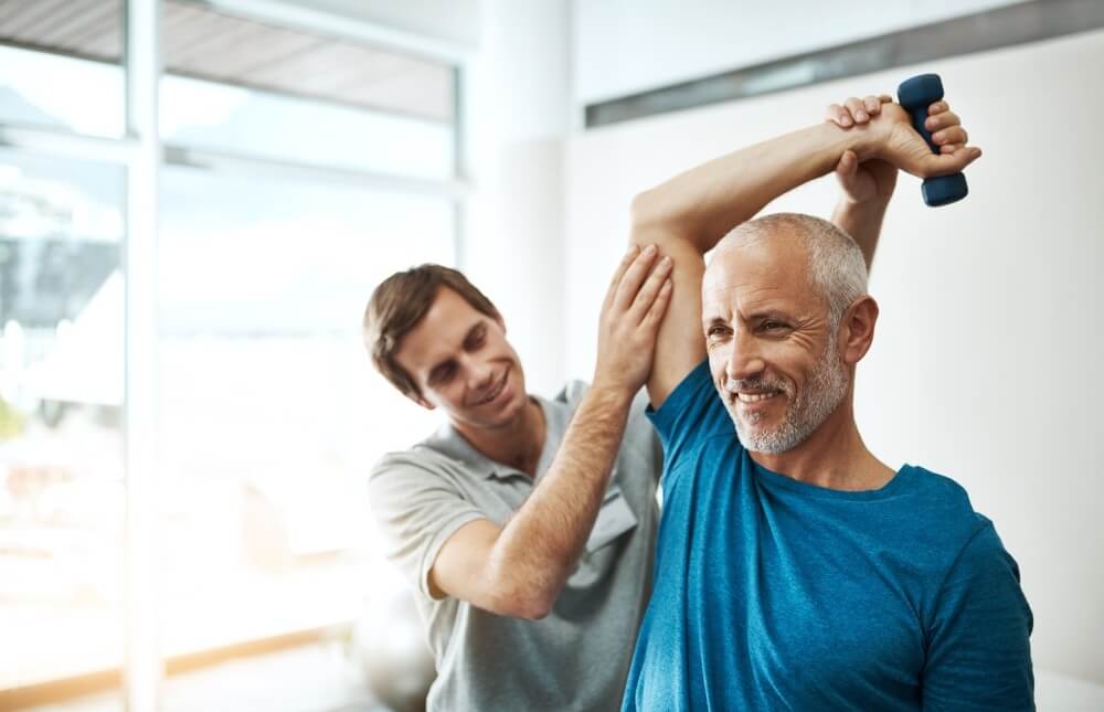 Jak siedzieć, żeby nie bolały plecy – ergonomia w pracy.