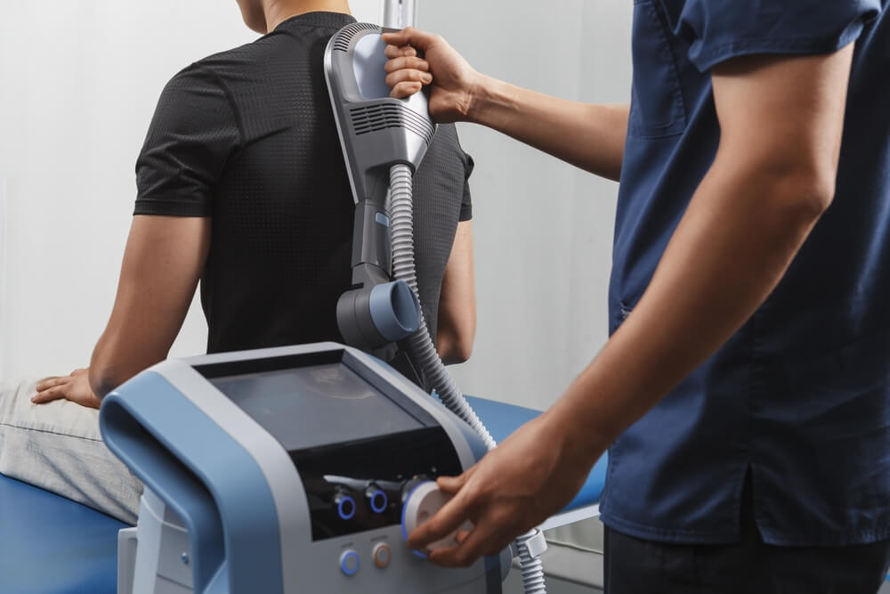 Jak siedzieć, żeby nie bolały plecy – ergonomia w pracy.
